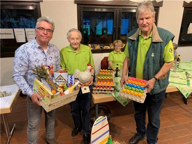 Der 1. Brudermeister Thomas Over (links) und Ehrenbrudermeister Justus Reiprich nahmen Sieger Richard Hahn in ihre Mitte.  Foto: Paschalis Baylon