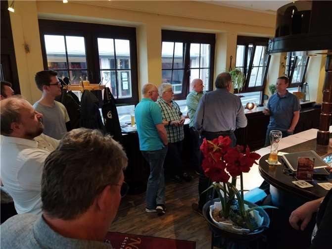 Der 1. Geschäftsführer Werner Zimmer begrüßte die Mitglieder im Gasthaus am Rhein bei den Vereinsmitgliedern Ringo & Simone Neubert. Foto: privat