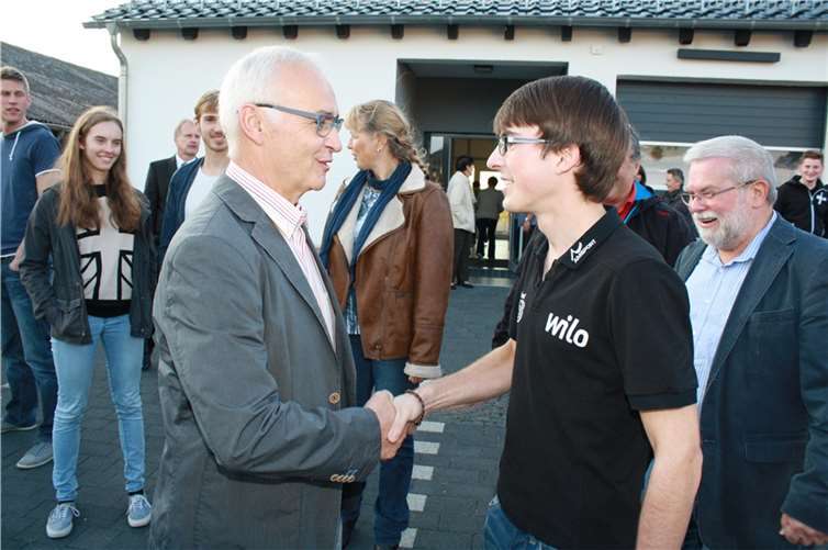 Der 1. Kreis-Beigeordneter Hans-Jürgen Sehn gratuliert Ruder-Vizeweltmeister Jonas Wiesen als Landrat-Stellvertreter für den Landkreis Cochem-Zell.