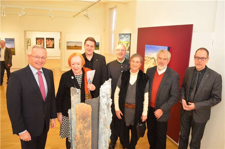 Der 1. Kreisbeigeordnete Achim Hallerbach (links) eröffnete gemeinsam mit Museumsdirektor Bernd Willscheid (rechts) die Kunstausstellung „Margit und Rolf Hillen – gemalt, gedruckt, geformt“.