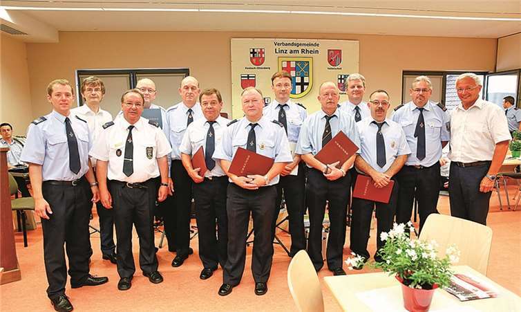 Der 1. Kreisbeigeordnete Achim Hallerbach (r.) konnte gemeinsam mit Kreisfeuerwehrinspekteur Werner Böcking (3. v. l.) Urkunden und Ehrenzeichen aushändigen. Creative Picture/Lamberz
