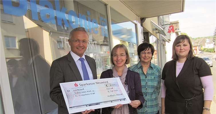 Der 1. Kreisbeigeordnete Achim Hallerbach überreicht an Pfarrerin Renate Schäning anlässlich des Startschusses „Familienpaten“ einen Scheck. Mit auf dem Foto (v.r.): Maria Blumstein, ev. Familienbildungsstätte Raiffeisenregion; Ute Starrmann, Verbandsgemeindeverwaltung Puderbach.Privat