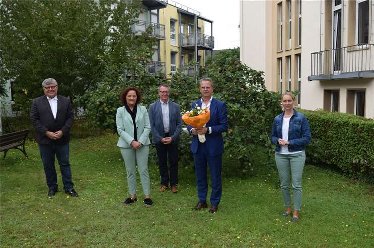 Der 1. Kreisbeigeordnete Michael Mahlert (1. von links) gratuliert gemeinsam mit der Personalratsvorsitzenden Birgit Eisenhuth, der Büroleiterin Diana Wonka (rechts) und Michael Kretzer, Bereichsleiter des Jobcenters (3. von links) Axel Braun zum 40-jährigen Dienstjubiläum. Foto: privat