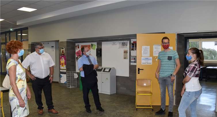 Der 1. Kreisbeigeordnete Michael Mahlert ( 2.v.l.) und Oberbürgermeister Jan Einig (3.v.l.) überzeugen sich vom reibungslosen Ablauf der Sommerschule im Rhein-Wied-Gymnasium, bei den freiwilligen Lehrkräften Noah Timmermann (4.v.l.) und Valerie Podschadly (5.v.l.)gemeinsam mit Mechthild Laupichler, der zuständigen Referentin in der Kreisverwaltung (1.v. l).Fotos: Kreisverwaltung