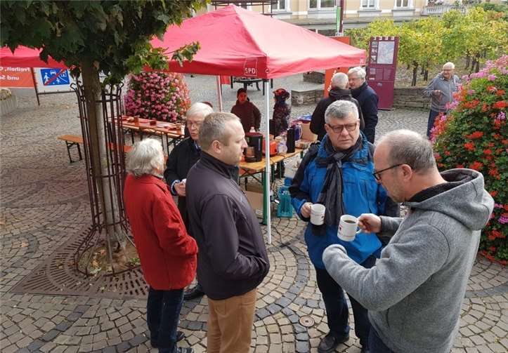 Der 1. Kreisbeigeordnete Michael Mahlert ließ sich einen leckeren Schluck Kaffee beim Gespräch mit Unkler Bürgern nicht nehmen. privat