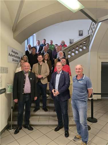 Der 1. Kreisbeigeordnete Philipp Rasbach gratulierte Uwe Hoffmann zur Wiederwahl als 1. Vorsitzender des Naturschutzbeirats des Landkreises Neuwied und freut sich auf eine konstruktive Zusammenarbeit mit dem neuen Beirat.Foto: Andrea Angermeer