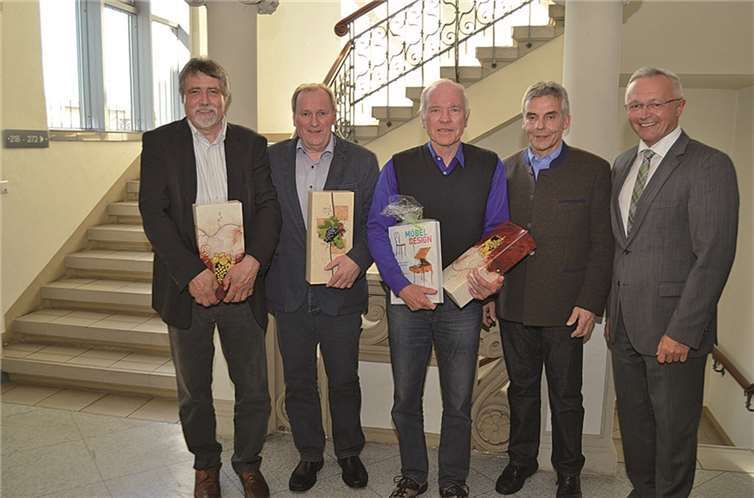 Der 1. Kreisbeigeordnete und Umweltdezernent Achim Hallerbach (r.) und Beiratsvorsitzender Kurt Milad ehrte die ausgeschiedenen Mitglieder des Naturschutzbeirates: Gerd Hasbach, Bernd Wisser und Wolfgang Kunz. Es fehlen: Torsten Loose, Manfred Stockhausen, Stefan Kolling, Oliver Meier-Ronfeld und Dieter Stein. privat