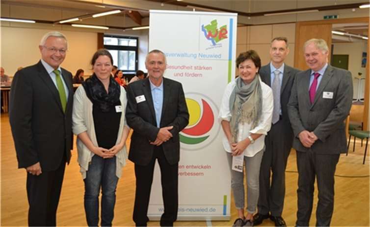 Der 1. Kreisbeigeordnete und zuständige Gesundheitsdezernent Achim Hallerbach (links) konnte wieder Fachkräfte, die in der Tuberkulosefürsorge tätig sind, zur jährlichen Fachkräftefortbildung in Neuwied begrüßen. Larissa Rieken (2.v.l.) hatte die Veranstaltung des Kreisgesundheitsamtes organisiert. Ferner auf dem Foto (v.l.) Dr. Jörg Groth (beratender Pneumologe des Neuwieder Gesundheitsamtes), Dr. Hilde Hamm (stv. Leiterin des Gesundheitsamtes), Dr. Peter Nicolay von der Firma Quiagen und Dr. Klaus Kienast, der Chefarzt der Lungenheilkunde, Hufelandklinik Bad Ems.