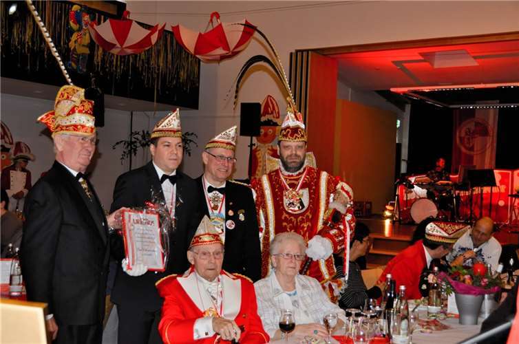 Der 1. Prinz der KG „Närrische Landskroner“, Paul Odenkirchen, wurde zum Ehrenmitglied ernannt.RERE