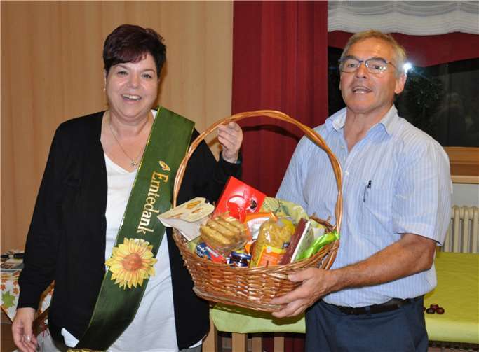 Der 1. Vereinsvorsitzende Joachim Hommer gratulierte derneuen Urmitzer Erntedank-Köngin Petra Wolf im Namen desObst- und Gartenbauvereins mit einem Geschenkkorb. Foto: KH