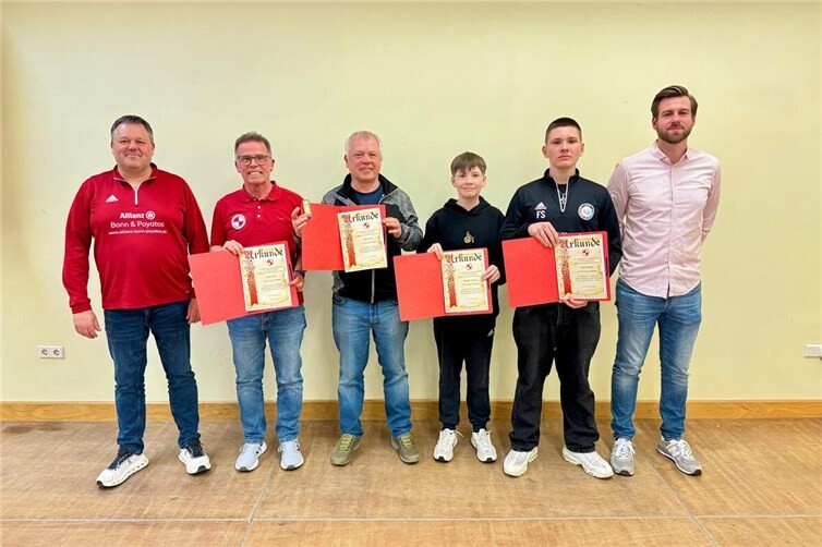Der 1. Vors. L. Bonn u. 2. Vors. M. Handschuhmacher des FV Erpel mit den geehrten Mitgliedern Matthis Schmitz, Fynn Schmitz u. stellvertetend Thomas Siebert für (Fritz Siebert) u. Jürgen Bonn für (Marco Bonn).