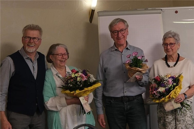 Der 1. Vorsitzende Achim Leßlich gratuliert Gabi Steinmetz, Klaus Link und Julia Siefert für ihre langjähriges, ehrenamtliches Engagement für den Verein.