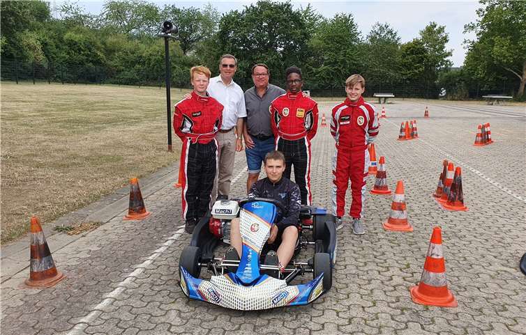 Der 1. Vorsitzende Alexander Ziob übergibt im Beisein des ersten Beigeordneten des Kreises, Horst Gies das Kart an die Mannschaft des AAC.Foto: privat