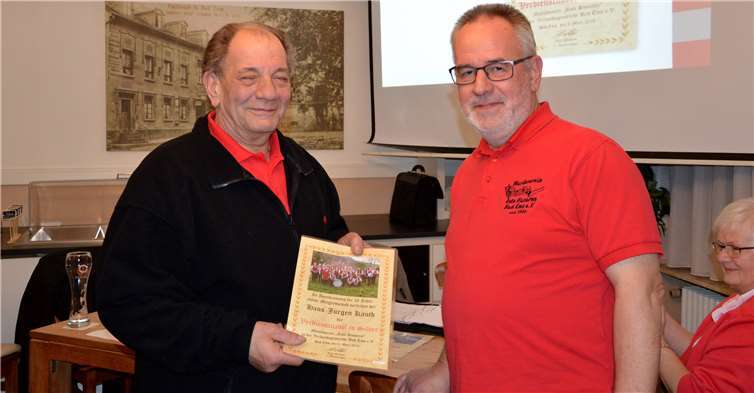 Der 1. Vorsitzende Axel Nickles (rechts) verleiht die silberne Verdienstnadel mit Kranz für 50 jährige aktive Vereinsmitgliedschaft an den 1. Kassierer Hans-Jürgen Kauth (links).