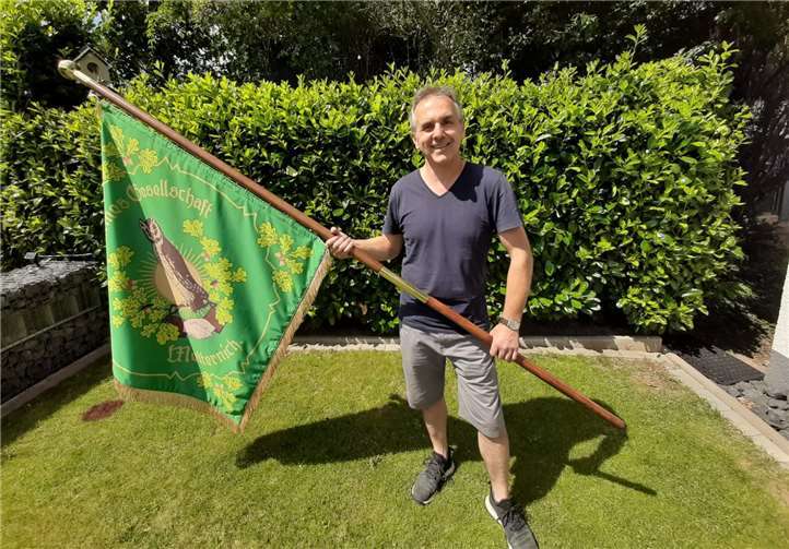 Der 1. Vorsitzende Bernd Loch mit der neuen Fahne.Quelle: Kirmesgesellschaft Metternicher Eule