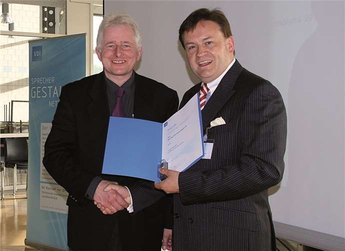 Der 1. Vorsitzende, Dipl.-Pat.-Ing. Dipl.-Wirtsch.-Ing. Jürgen R. Dietrich MBM (rechts) überreicht die Urkunde und das Ehrenabzeichen an Dipl.-Ing. (FH) Stefan Kasper.privat