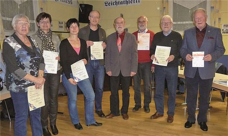 Der 1. Vorsitzende Günter Chatenay überreichte die Urkunden an langjährige Vereinsmitglieder.privat