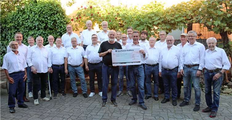 Der 1. Vorsitzende Hugo Korn überreicht Bernd Wangelin (1.Vorsitzender Friedenskinder) einen Scheck über 1.300 Euro. Foto: PSM