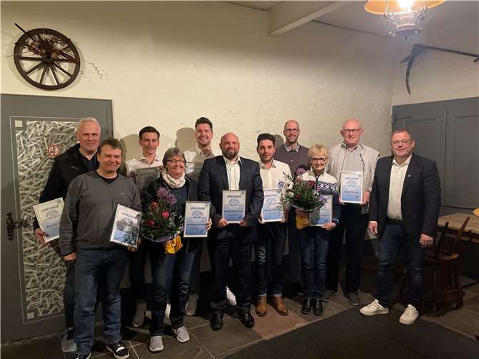 Der 1. Vorsitzende Jörg Schneider (rechts) und die mit der Vereinsnadel geehrten Mitglieder. Foto: privat