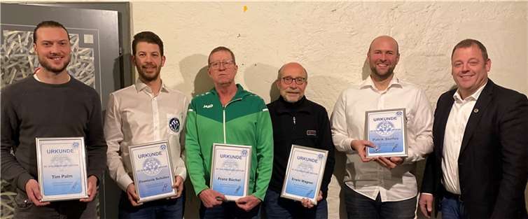 Der 1. Vorsitzende Jörg Schneider (rechts) und die mit der Vereinsnadel geehrten Mitglieder.  Foto: privat