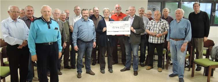 Der 1. Vorsitzende Jörg Straus (r.) übergab den Spendenbeitrag von 1744,53 Euro an Frau Textor (mitte).privat