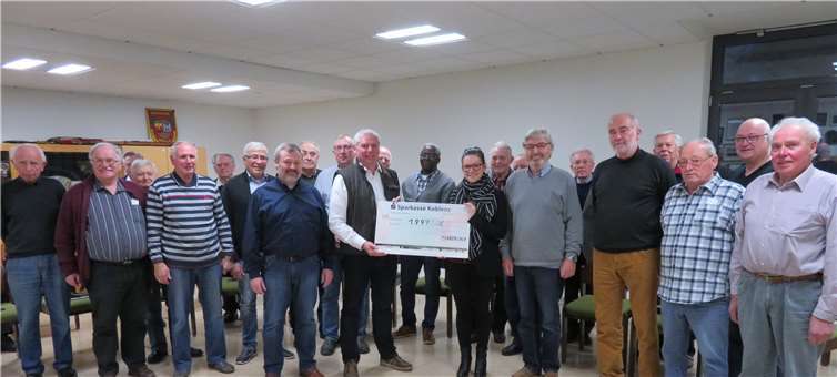 Der 1. Vorsitzende Jörg Straus überreichte den Spendencheck an Jessica Lehnen. privat