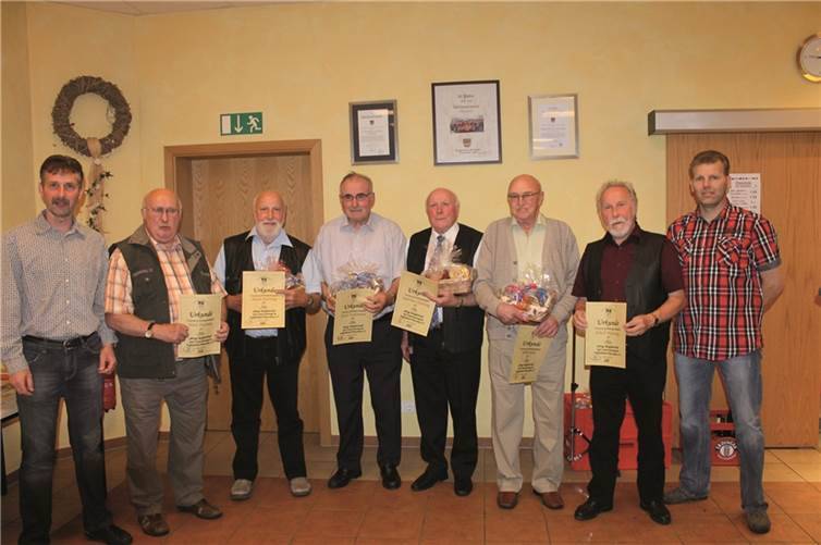 Der 1. Vorsitzende Johannes Dietzler (links) und der 2. Vorsitzende Wolfgang Pinger (rechts) ehrten die anwesenden Gründungsmitglieder: (von links nach rechts) Hans Hartung, Alwin Hartung, Peter Fuhrmann, Mathias Hartung, Willi Palm und Jakob Hartung. L.Pies