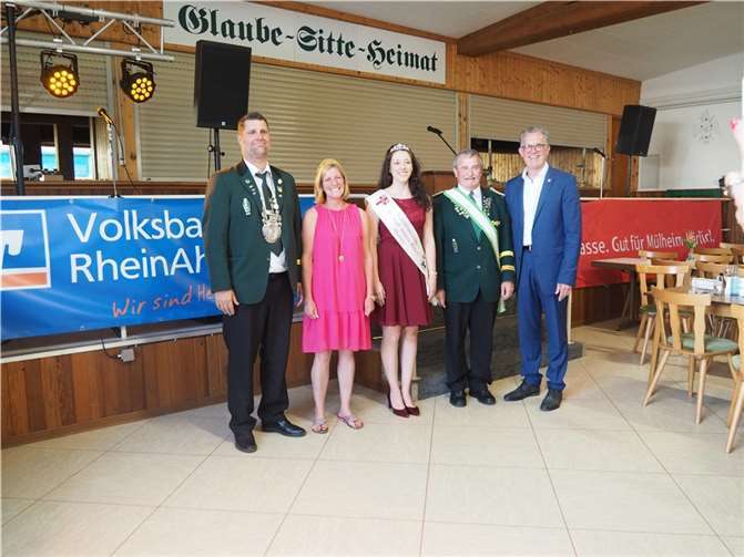 Der 1. Vorsitzende, Karl-Heinz Flöck, nahm die Gelegenheit wahr, alle Ehrengäste, Vereinsmitglieder, benachbarte Schützenvereine und ihre Majestäten willkommen zu heißen. Quelle: St. Eustachius Schützengesellschaft Kärlich