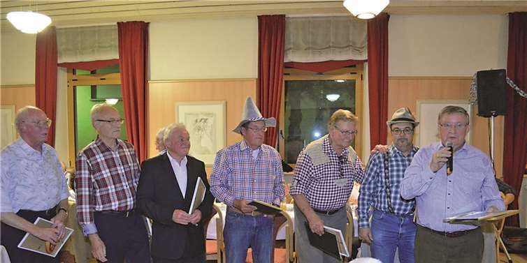 Der 1. Vorsitzende Karl Heinz Müller ehrte einige anwesende Jubilare für ihre langjährige Vereinstreue. privat