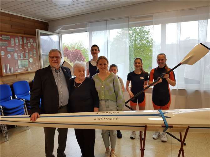 Der 1. Vorsitzende, Klaus Westenberger mit Christel Bertgen und Hanna Sopp nach der Bootstaufe. Im Hintergrund v.l. die Jugend der RGL: Philipp Jung, Anton Grochowiak, Annika Rojan und Franziska Grochowiak. Quelle: Rudergesellschaft Lahnstein