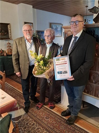 Der 1. Vorsitzende, Landrat a.D. Dr. Alexander Saftig und Geschäftsführer Jürgen Mosen überreichten dem neuen Ehrenmitglied des Förderkreises noch vor den Weihnachtstagen die Ehrenurkunde und ein weihnachtliches Blumengebinde in der Hoffnung, dass sie noch lange dem Förderkreis Abtei Sayn e.V. verbunden bleibt. Foto: privat