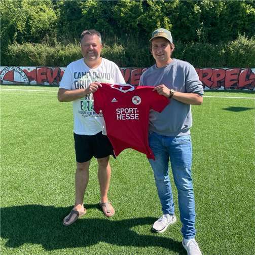 Der 1. Vorsitzende Lothar Bonn begrüßt Marco Liebrenz beim FV Erpel.  Foto: privat