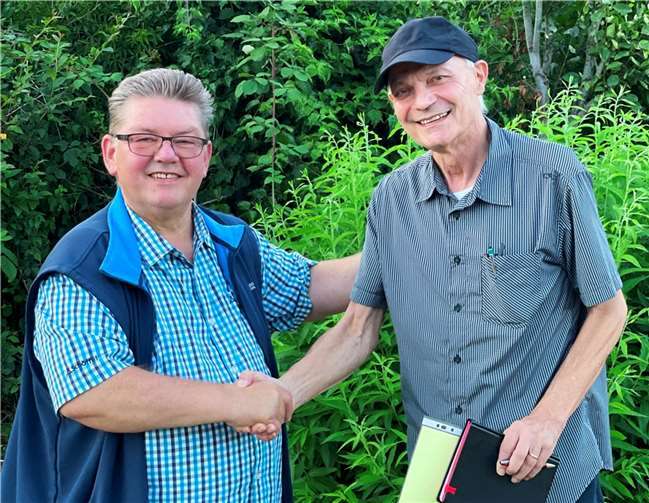 Der 1. Vorsitzende Manfred Eckhardt (links) gratuliert Hans-Gerd Stoffel zur Ehrenmitgliedschaft. Foto: Raphael Henning