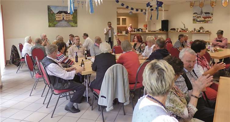 Der 1. Vorsitzende Manfred Tippmann begrüßt die Gäste im schön geschmückten Mehrzweckraum des Dorfhauses. privat
