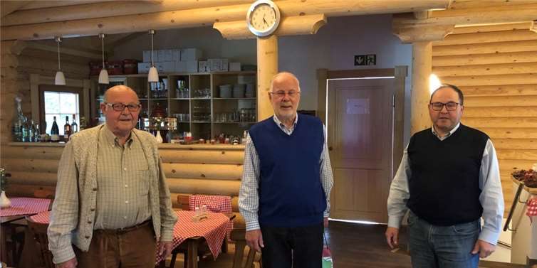 Der 1. Vorsitzende Michael Griehl (rechts) gratuliert den Ehrenmitgliedern Hermann Rick (links) und Alfred Deres (Mitte). Auf dem Bild fehlt leider Ehrenmitglied Peter Romainczyk.