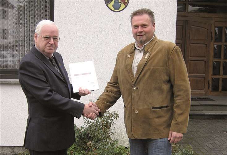 Der 1. Vorsitzende Oliver Leicher (r.) gratulierte Wilhelm Hütt. privat