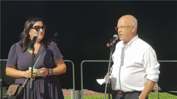 Der 1. Vorsitzende Ralph Münzel und die 2. Vorsitzende Nadyne El-Ezzi konnten rund 100 geladene Gäste zur offiziellen Eröffnung der neuen Tennishalle begrüßen.