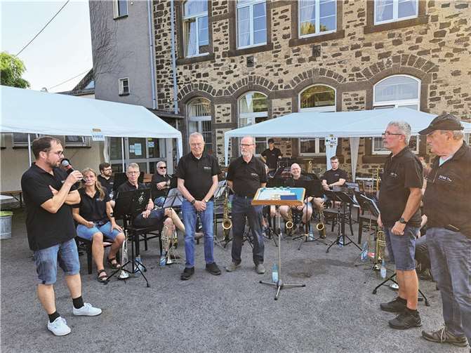 Der 1. Vorsitzende Stefan Geisen (l.) ehrte ganz besonders verdiente Vereinsmitglieder, wie Roland Strebel, Harald Loeb, Heinrich Hoffmann und Peter Ritter.