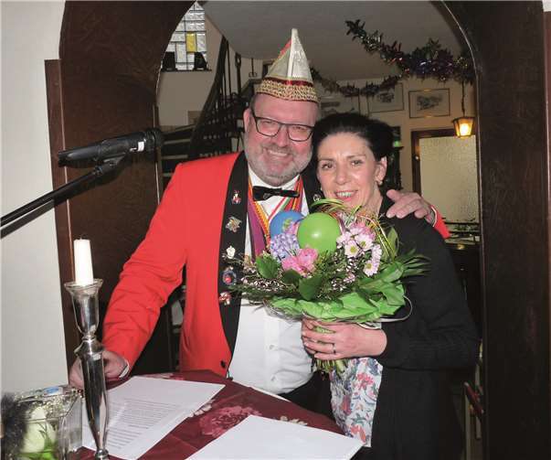 Der 1. Vorsitzende Uwe Ammel bedankte sich bei der Gastgeberin Marita Schubach mit einem Blumenstrauß und verlieh ihr selbstverständlich auch den Sessionsorden.