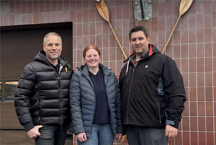 Der 1. Vorsitzende Verwaltung Karsten Grochowiak (links) und Martin Otto, Vorsitzender Sport (rechts), freuen sich mit Anna Marx über ihre Wahl zur Trainingsleitung.  Foto: Heike Koulen, RGL