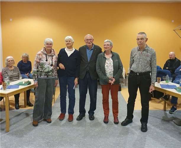 Der 1. Vorsitzende Wolfgang Wilke und die Geburtstagskinder.  Fotos: AC Mallendar