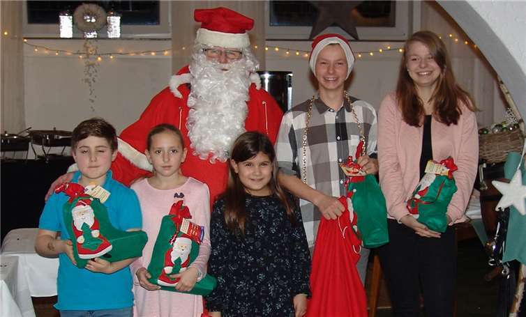 Der 1. Vorsitzende, als Vereins-Nikolaus, bescherte die anwesenden Kinder und Jugendlichen mit einem tollen Nikolausstiefel.Privat