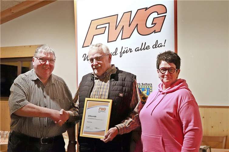 Der 1. Vorsitzende der FWG der VG Selters Hanno Steindorf (links) und die Geschäftsführerin Anja Altgeld gratulieren Herbert Graw (Bildmitte) im Namen aller Mitglieder. Foto: Rita Steindorf