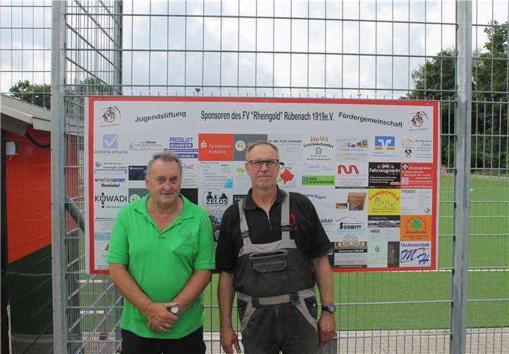 Der 1. Vorsitzende der Lotto-Tippgemeinschaft Karl-Heinz Schröder (r.) und den 2. Vorsitzenden Manfred Kray (l.) hoffen auf einen Gewinn. privat