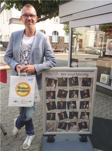 Der 1. Vorsitzende der Werbegemeinschaft VG Mendig e.V., Ulrich Rawert stellte den Gästen u.a. auch ein eigens von der Werbegemeinschaft kreiertes Foto-Poster vor. Fotos: FRE