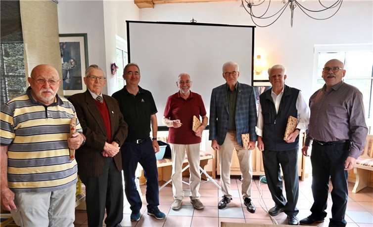 Der 1. Vorsitzende des AHO Rheinland-Pfalz/Saarland e.V. Jürgen Passin (rechts) mit sechs anwesenden Gründungsmitgliedern, die für 40 jährige Mitgliedschaft geehrt wurden.Fotos: privat
