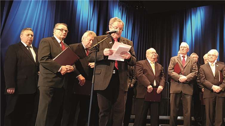 Der 1. Vorsitzende des Chorverbandes Mayen e.V. imChorverband Rheinland-Pfalz e.V., Peter Weiler hieß am Sonntageine erwartungsfrohe Besucherschar in derMendiger Laacher See-Halle zum Kreischorkonzert willkommen.