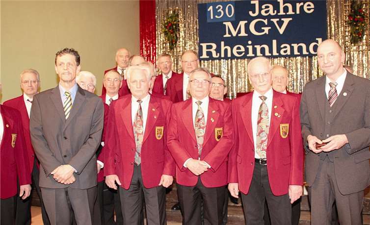 Der 1. Vorsitzende des Chorverbandes Rhein-Mosel, Jo Rünz (l) und der Vertreter der Chöre der VG Vallendar und der Stadt Bendorf im Chorverband Rhein Mosel, Peter Stäblein (r) ehrten Gerd Schneider und Rolf Rockenbach für 50 Jahre und Anton Itschert für 60 Jahre aktive Mitgliedschaft.