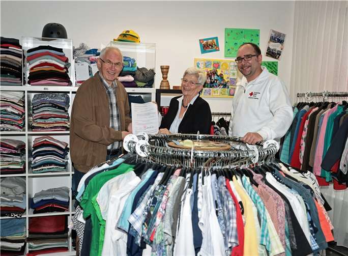 Der 1. Vorsitzende des DRK-Ortsvereins Adenau, Hermann-Josef Romes dankte Ria Braun für die Unterstützung.  Foto: privat