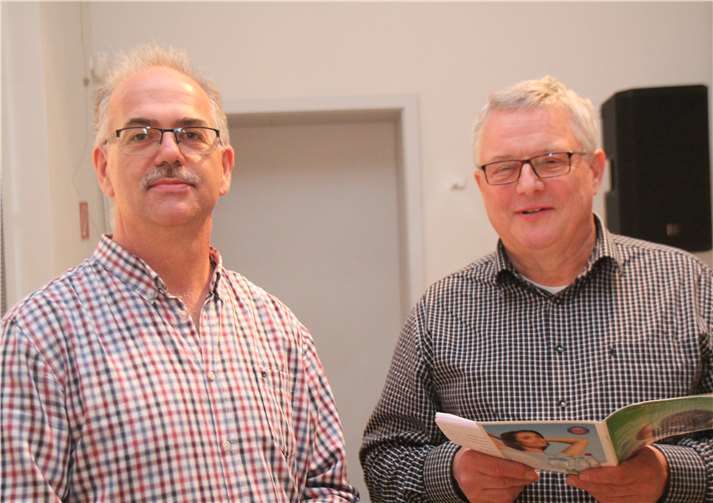 Der 1. Vorsitzende des Film- und Fotoclubs Ahrweiler,Uli Keiper und Vereinsvorstand Harald Trinkaus (v.l.)führten am Samstag durch den Filmabend.